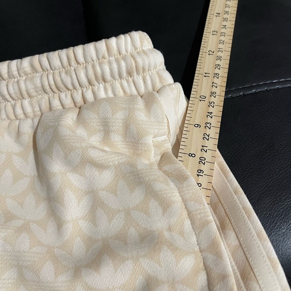 Adidas Cream Patterned Shorts SMALL , so soft. - Picture 13 of 13